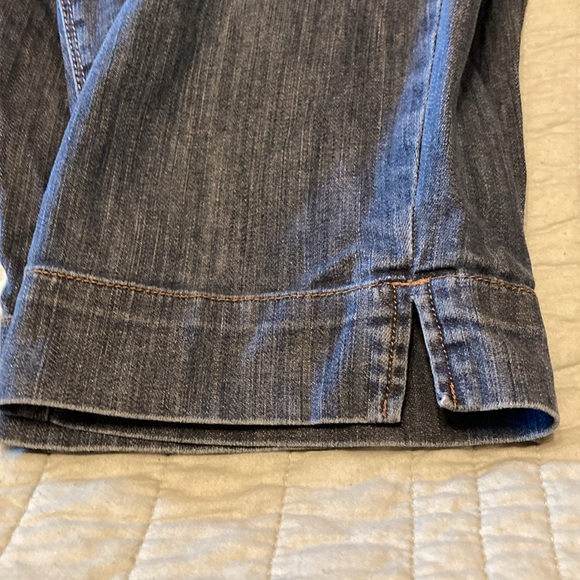 Women’s jean capris. 12P. Medium wash. - Picture 6 of 6
